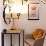 Modern By Honey Homes 公寓