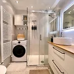 Modern By Honey Homes 公寓