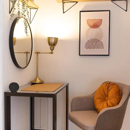 Modern By Honey Homes アパート