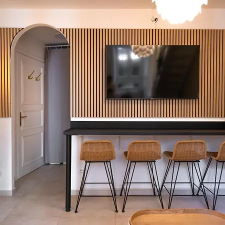 Modern By Honey Homes * サーラ・コマチーナ