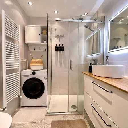 Modern By Honey Homes アパート